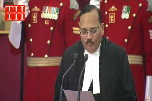 देश के 53वें CJI बने जस्टिस सूर्यकांत, शपथ के बाद परिवार के चरण छूने पर हुए भावुक