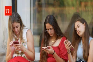 5000 दोस्त ऑनलाइन लेकिन बात करने को कोई नहीं...सोशल मीडिया के बीच फंसे अकेले इंसान की कहानी