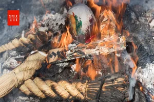 Last Rites Ritual: मृत व्यक्ति के पैर क्यों छुए जाते हैं?