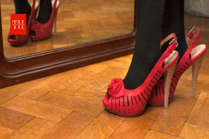 हिल्स पहनकर परेशान हो गई हैं? ये फैशन टिप्स से Heels के बिना भी दिख सकेंगी लंबी