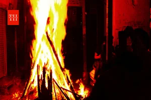 Holika Dahan 2026: सही मुहूर्त में करें ये खास उपाय, शादी-नौकरी-धन की बाधाएं हो सकती हैं दूर