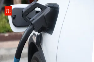 EV कार में आग का खतरा! ये 5 गलतियां कर दीं तो बड़ा नुकसान, जानिए कैसे बचाएं अपनी गाड़ी