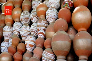 गर्मी में बढ़ गई डिमांड! फ्रिज छोड़ लोग क्यों अपनाने लगे मटका? 3000 साल पुरानी तकनीक के फायदे जानकर रह जाएंगे हैरान!