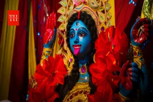 देवी काली की जीभ हमेशा बाहर क्यों रहती है? जानिए कैसे हुआ उनका जन्म और रक्तबीज से युद्ध की क्या है कहानी