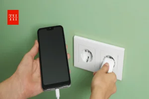 चार्जर को सॉकेट में छोड़ने की आदत पड़ सकती है भारी, बढ़ेगा बिजली बिल और आग का भी खतरा