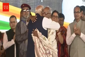 कौन हैं 98 साल के ये बुजुर्ग जिनके PM मोदी ने छुए पैर? बंगाल शपथ समारोह की तस्वीर ने देश को चौंकाया