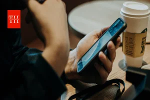 दुनिया में घटती बर्थ रेट का डरावना सच! क्या स्मार्टफोन और सोशल मीडिया खत्म कर रहे परिवार बनाने की चाह?