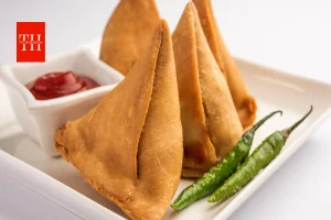 घर पर बनाएं हलवाई जैसी खस्ता और परतदार समोसे, बस इन आसान टिप्स का रखें ध्यान