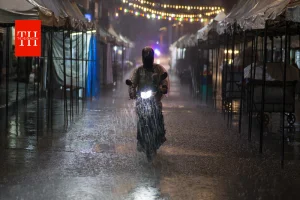 बारिश में बाइक और स्कूटर चलाते समय न करें ये गलतियां, सुरक्षित सफर के लिए अपनाएं ये जरूरी टिप्स और सावधानियां
