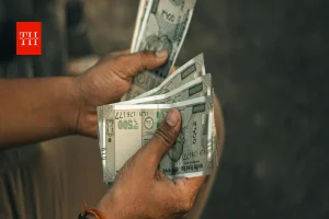 8वें वेतन आयोग से होगी सैलरी में बंपर बढ़ोतरी? 72,000 बेसिक की मांग से सरकार पर बढ़ा दबाव!