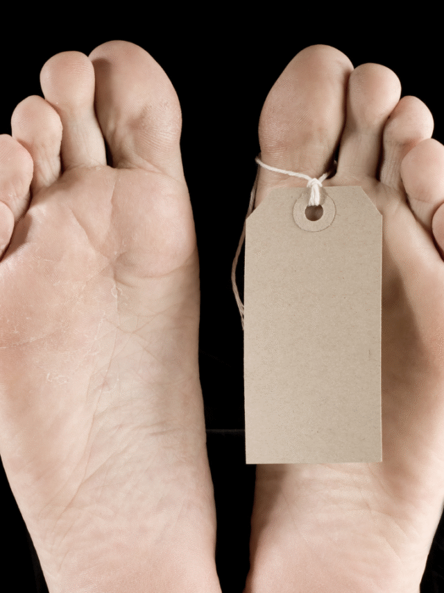 पॉलिसीधारक की मृत्यु के बाद क्लेम लेने के लिए कौन-कौन सा प्रोसेस फॉलो करना होता है?