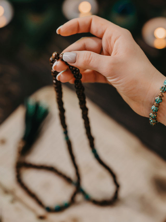 इन 8 शक्तिशाली मंत्रों को सभी हिंदू को जपना चाहिए - देखें लिस्ट